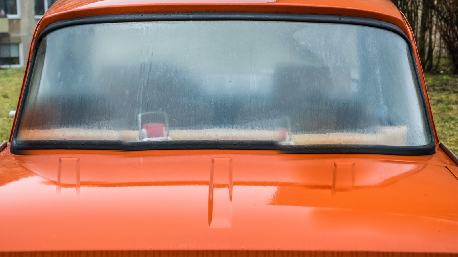 안개가 자욱한 뒷유리창을 해결한 구식 자동차 액세서리